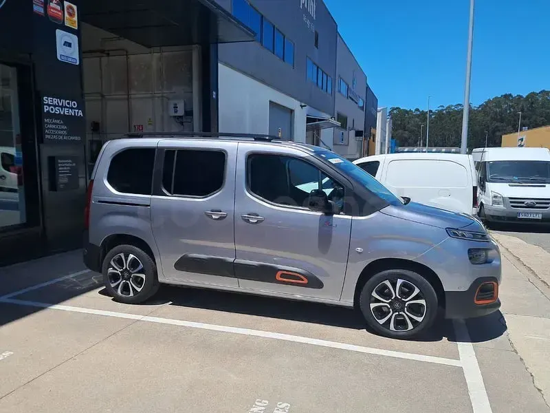 Usado Citroën Berlingo Shine 130 CV (95 kW) 2021 Gris / plata Monovolumen