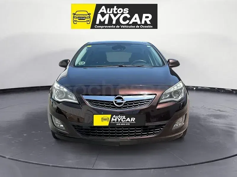 Usado Opel Astra Excellence 130 CV (95 kW) 2012 Granate Berlina