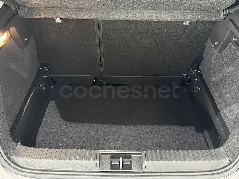 Usado Renault Captur Techno 90 CV (66 kW) 2024 Gris / plata SUV