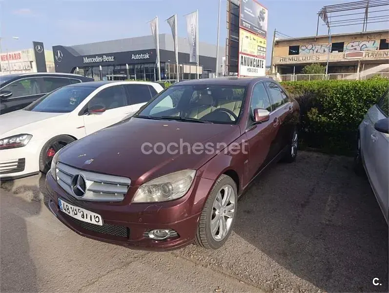 Usado Mercedes C220 Avantgarde 150 CV (110 kW) 2007 Granate Berlina