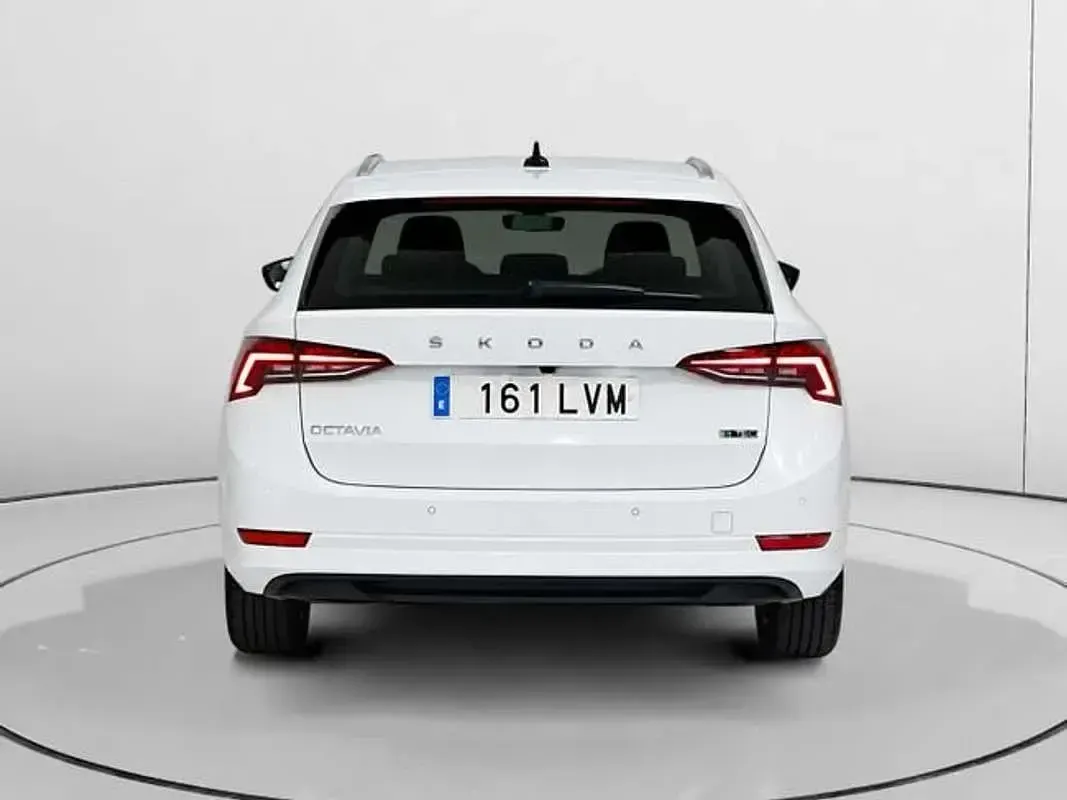 Usado Skoda Octavia Ambition 110 CV (80 kW) 2021 Blanco Utilitario