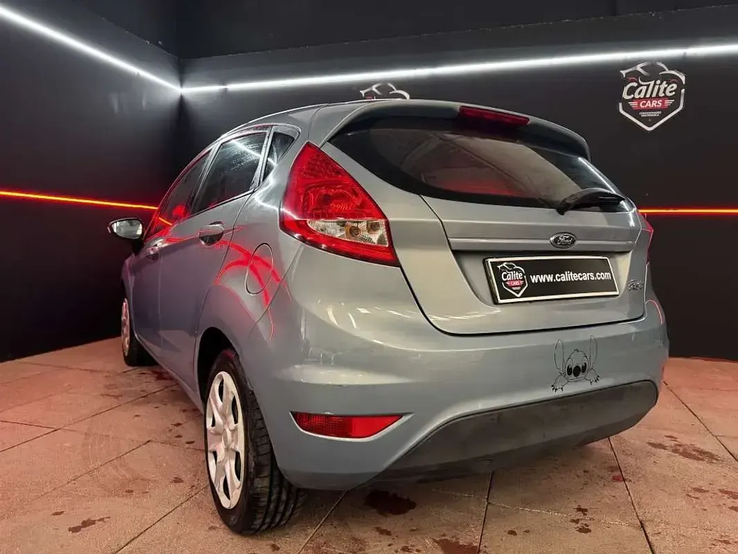 Usado Ford Fiesta Trend 82 CV (60 kW) 2009 Azul Utilitario