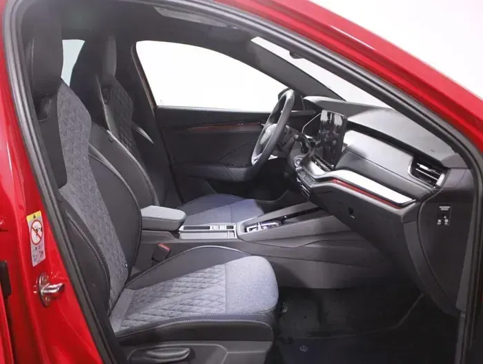 Usado Skoda Octavia SportLine 150 CV (110 kW) 2025 Rojo Berlina