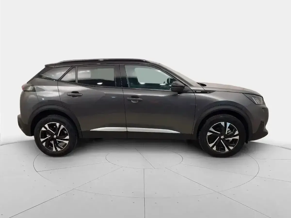 Usado Peugeot 2008 GT 131 CV (96 kW) 2023 Gris SUV