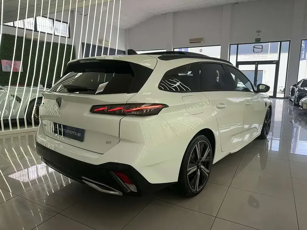Usado Peugeot 308 SW GT 131 CV (96 kW) 2023 Blanco Familiar