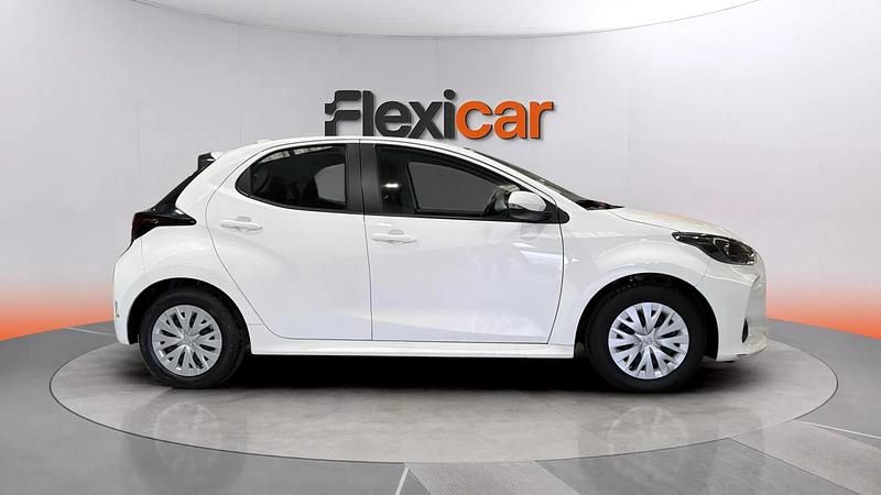 Usado Toyota Yaris Hybrid Active 116 CV (85 kW) 2021 Beige Berlina