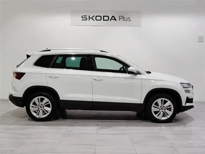 Usado Skoda Karoq Selection 150 CV (110 kW) 2025 Blanco SUV