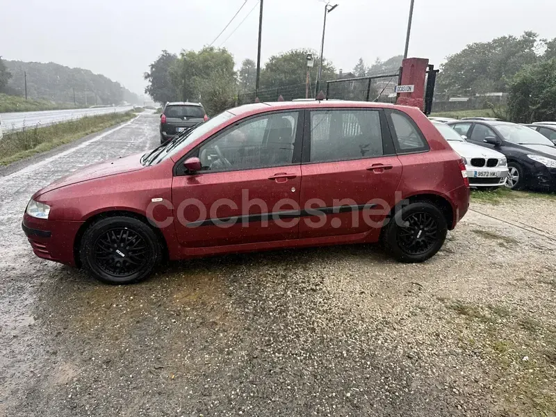 Usado Fiat Stilo Dynamic 103 CV (75 kW) 2002 Granate Berlina