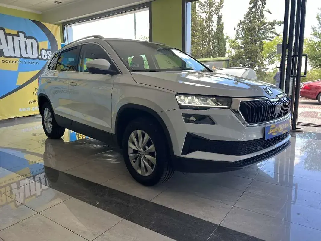 Usado Skoda Karoq Ambition 150 CV (110 kW) 2022 Blanco SUV