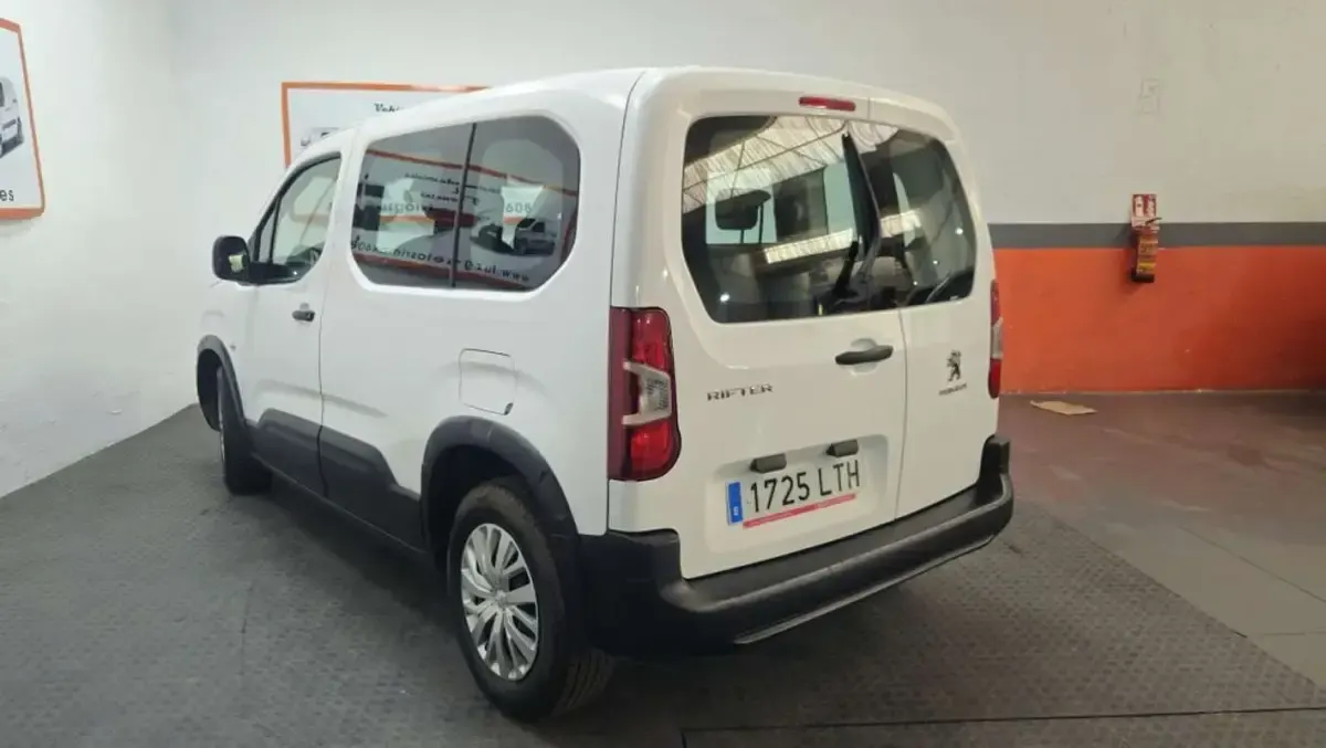 Usado Peugeot Rifter Active 102 CV (75 kW) 2021 Blanco Monovolumen