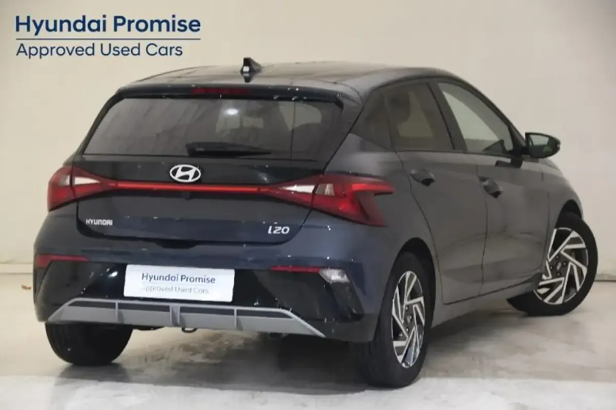 Usado Hyundai i20 100 CV (73 kW) 2025 Gris/plata Utilitario
