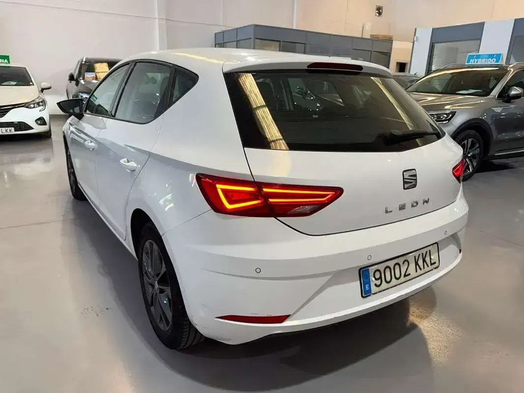 Usado Seat Leon ST Style 110 CV (80 kW) 2018 Blanco Familiar