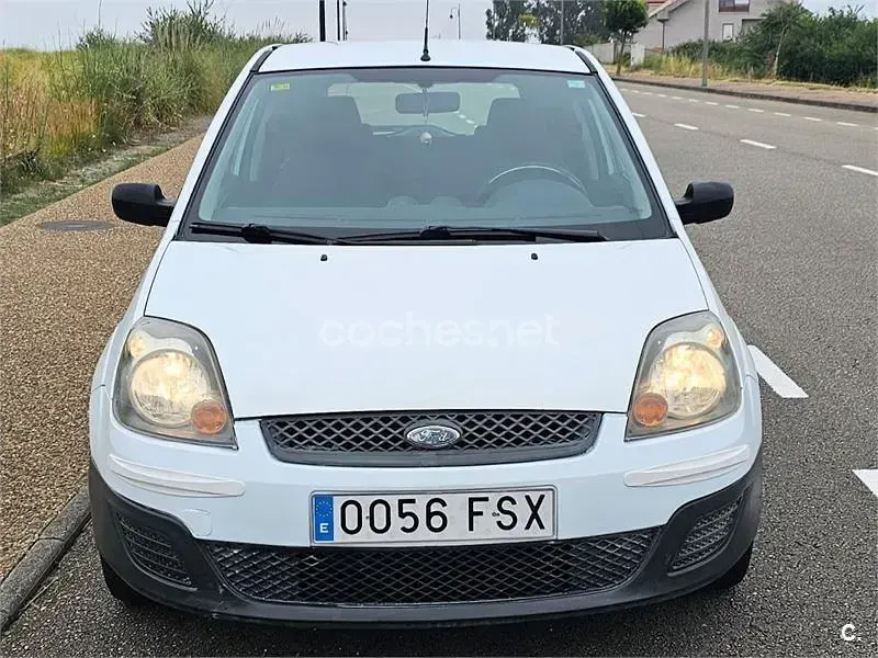Usado Ford Fiesta Ambiente 68 CV (50 kW) 2007 Blanco Utilitario