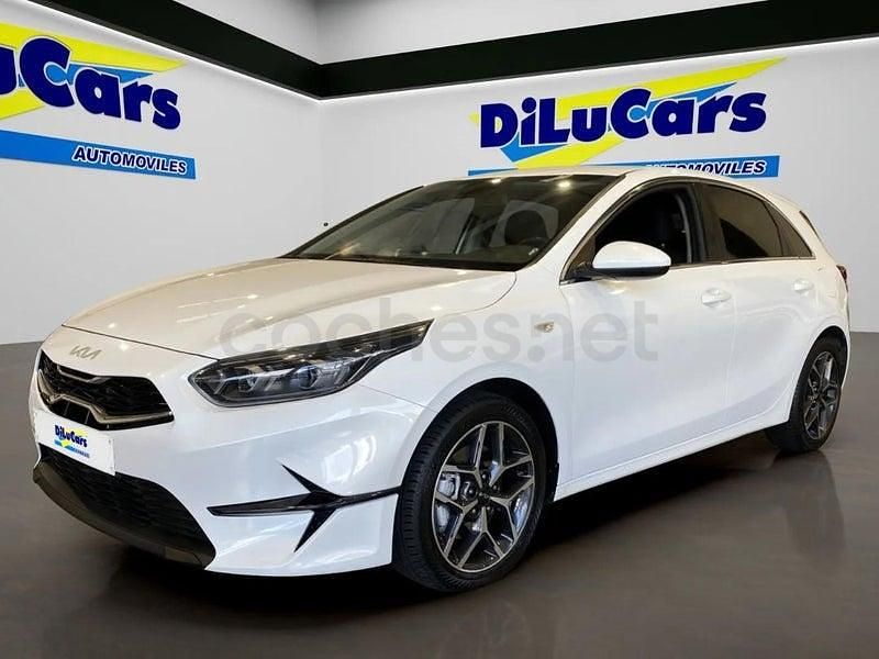 Begagnad Kia Ceed 120 HK (88 kW) 2022 Vit Halvkombi
