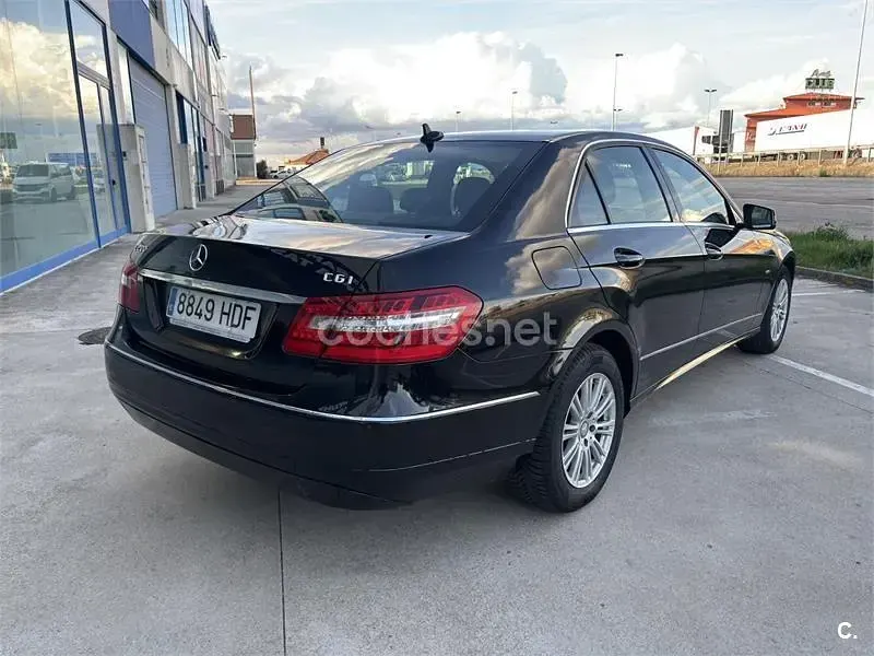 Käytetty Mercedes E200 Avantgarde 184 HP (135 kW) 2011 Musta Sedan