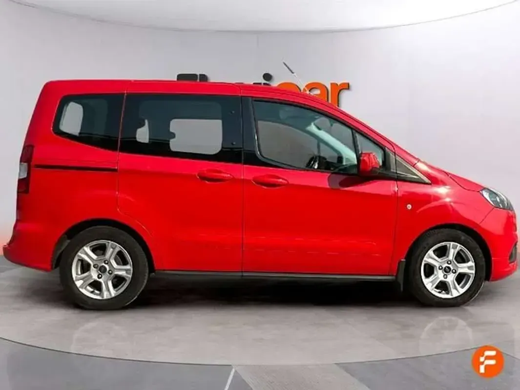 Usado Ford Tourneo Courier Ambiente 102 CV (75 kW) 2018 Rojo Monovolumen