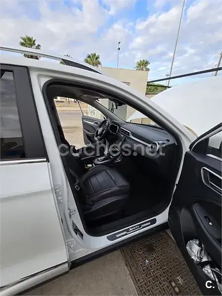 Usado MG ZS Luxury 111 CV (81 kW) 2023 Blanco SUV