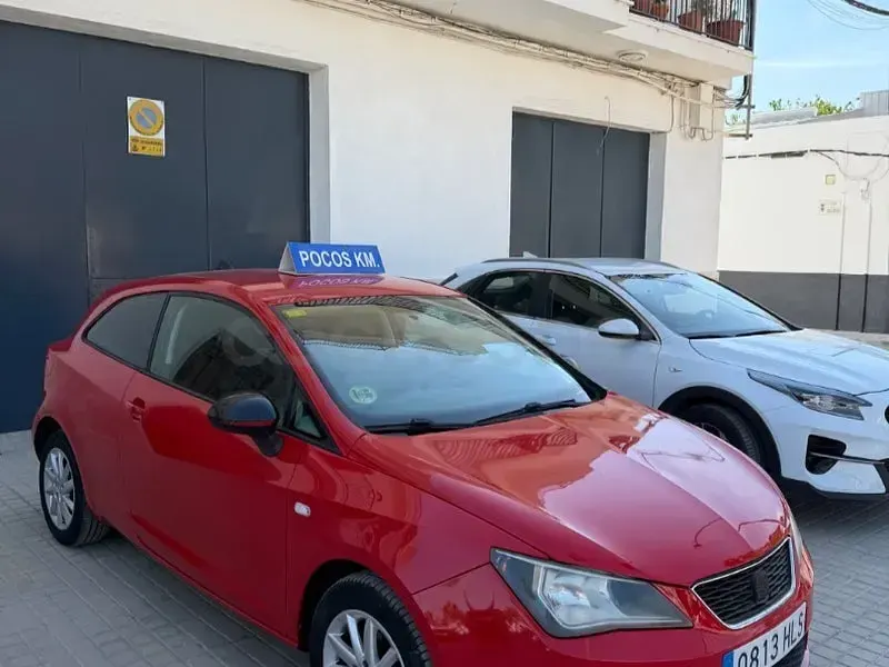 Usado Seat Ibiza SC Style 90 CV (66 kW) 2013 Rojo Utilitario