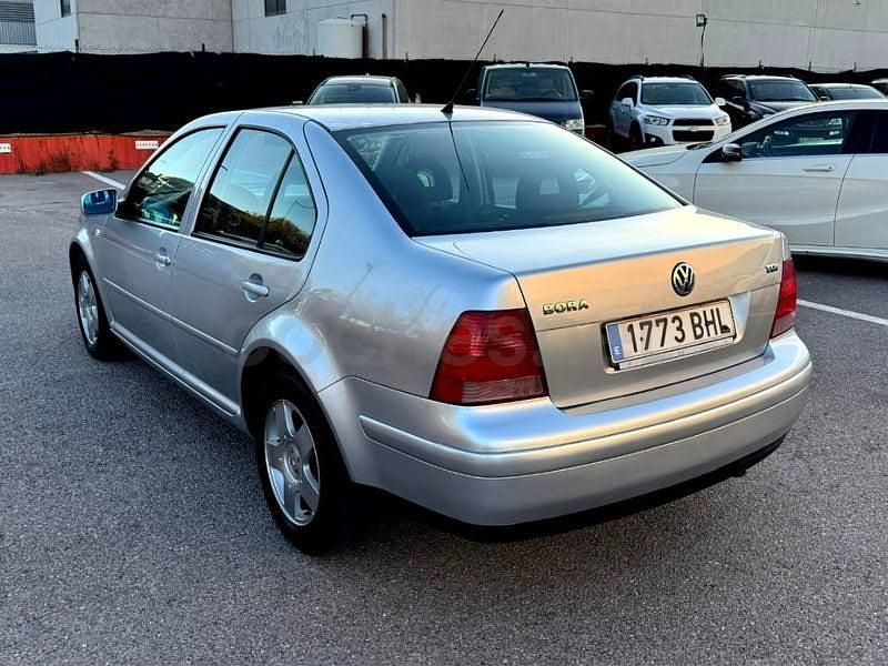 Usado VW Bora Trendline 110 CV (80 kW) 2001 Gris / plata Berlina