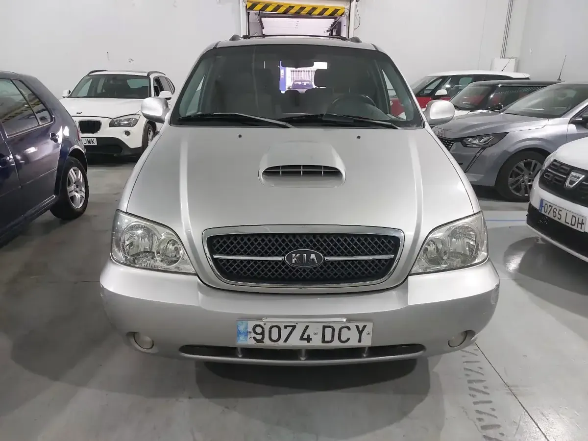 Usado Kia Carnival EX 144 CV (105 kW) 2005 Gris Monovolumen