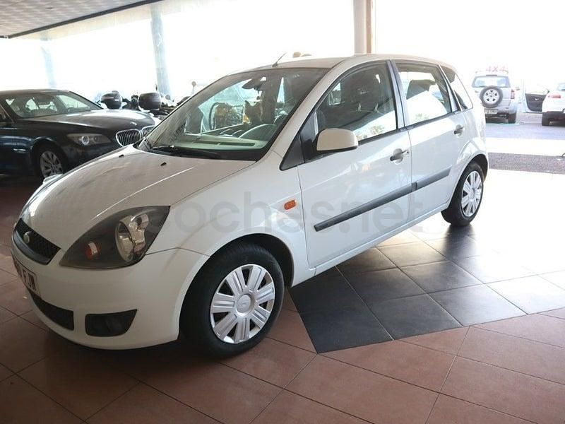 Usado Ford Fiesta 68 CV (50 kW) 2007 Blanco Utilitario