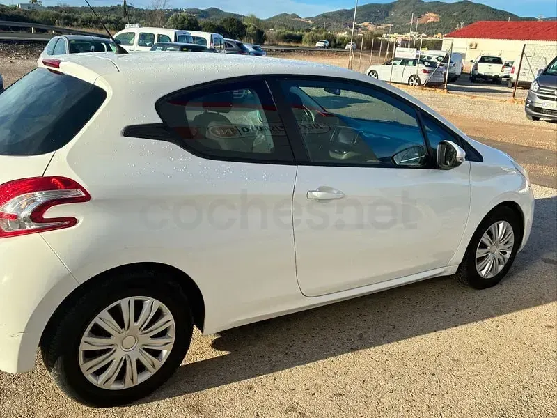 Usado Peugeot 208 Active 95 CV (69 kW) 2012 Blanco Utilitario