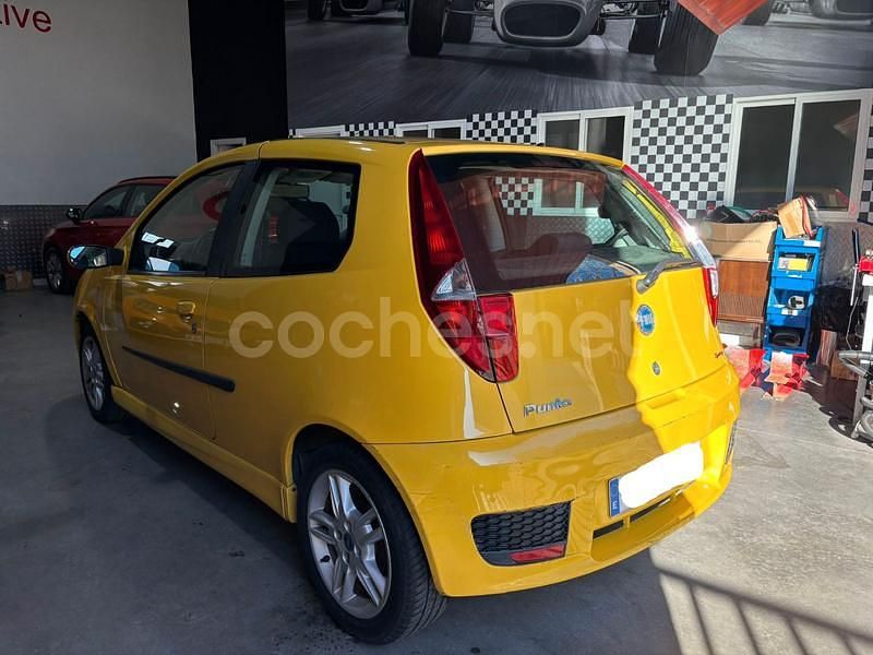 Usado Fiat Punto 95 CV (69 kW) 2004 Amarillo Berlina