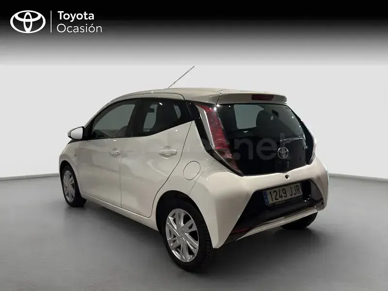Usado Toyota Aygo X-play 69 CV (50 kW) 2015 Blanco Utilitario