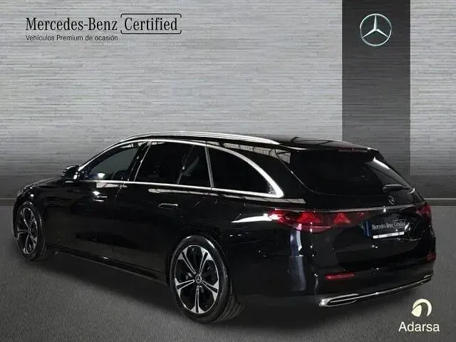 Usado Mercedes E300 313 CV (230 kW) 2025 Negro obsidiana Familiar