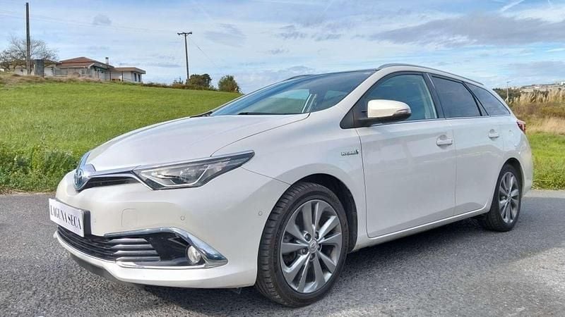 Usado Toyota Auris Touring Sports Active 136 CV (100 kW) 2015 Blanco Familiar