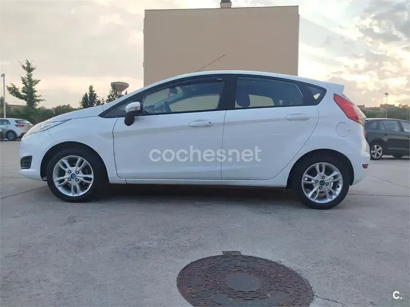 Usado Ford Fiesta Trend 82 CV (60 kW) 2015 Blanco Utilitario