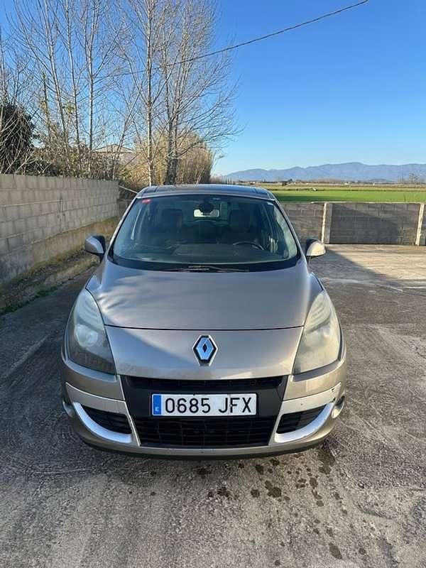 Usado Renault Scénic III Dynamique 131 CV (96 kW) 2010 Marrón Monovolumen