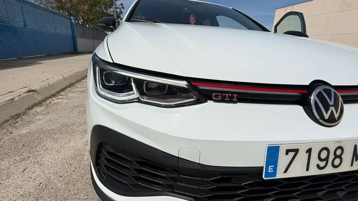 Usado VW Golf VIII GTI 300 CV (220 kW) 2022 Blanco Utilitario