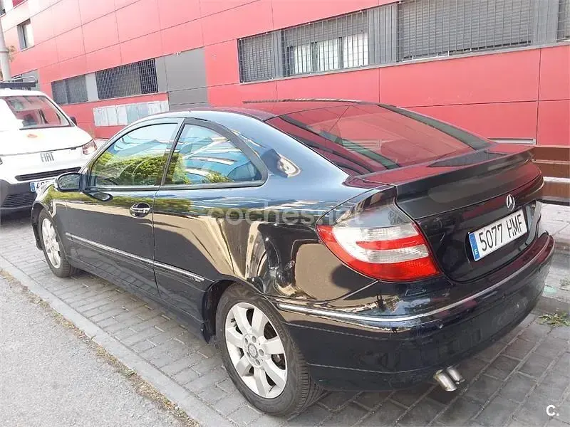 Usado Mercedes C220 143 CV (105 kW) 2004 Negro Berlina