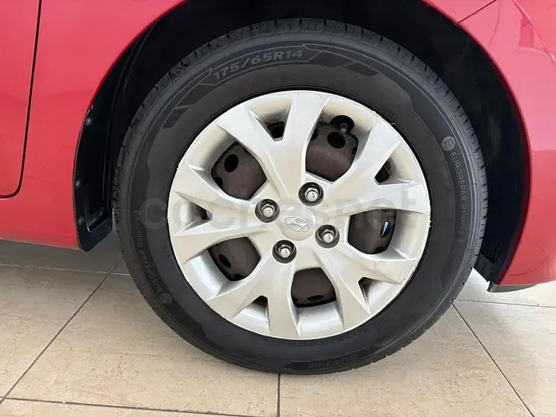 Usado Hyundai i10 66 CV (48 kW) 2016 Granate Utilitario
