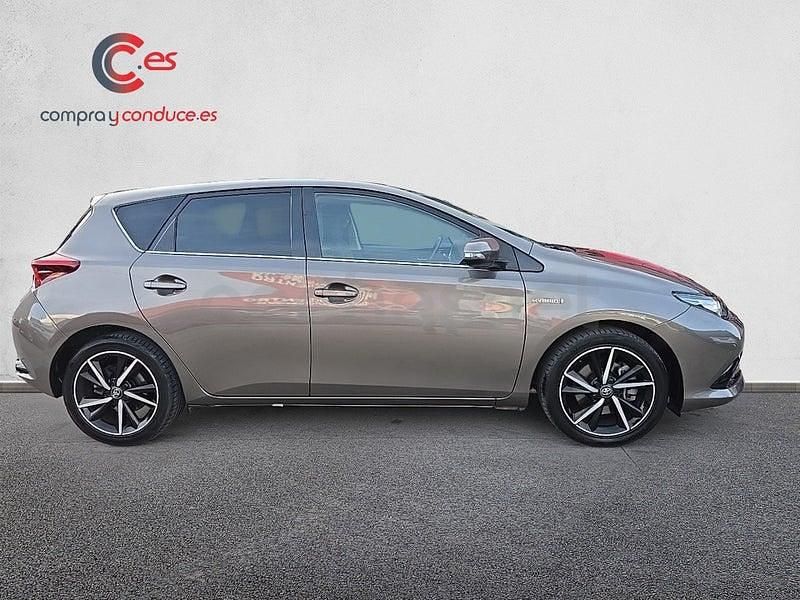 Usado Toyota Auris Hybrid Active 136 CV (100 kW) 2019 Gris / plata Berlina