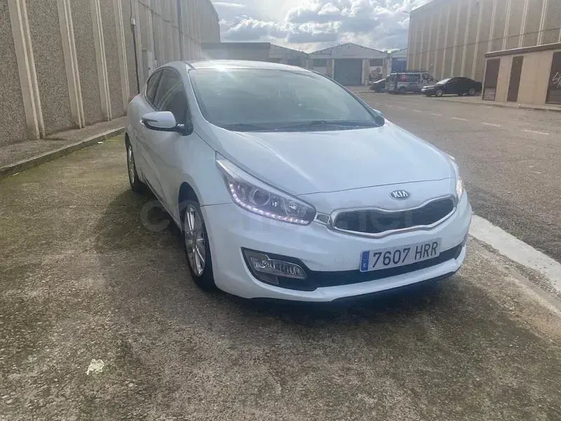 Usado Kia Ceed GT 128 HP (94 kW) 2014 Branco Sedan