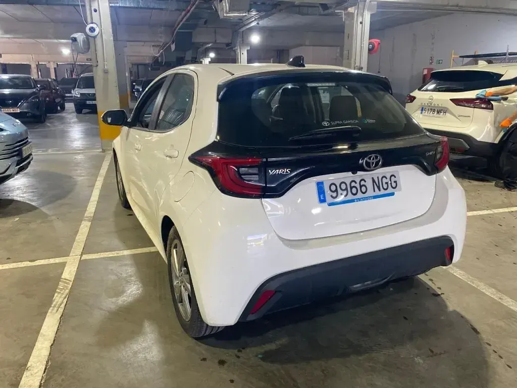 Usado Toyota Yaris Hybrid Active 115 CV (84 kW) 2025 Blanco Berlina