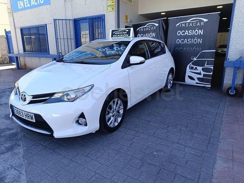 Usado Toyota Auris Active 132 CV (97 kW) 2013 Blanco Berlina