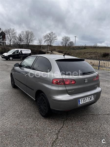Usado Seat Ibiza 100 CV (73 kW) 2003 Gris / plata Utilitario