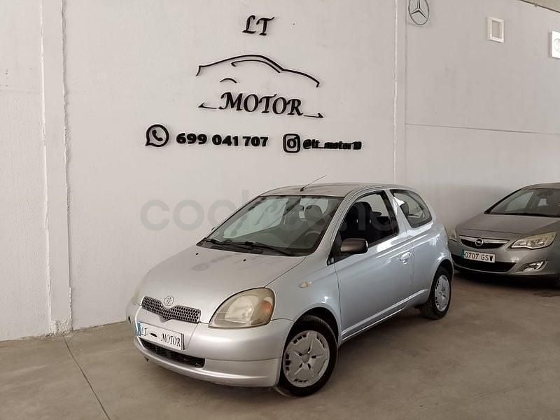 Usado Toyota Yaris Luna 86 CV (63 kW) 2002 Gris / plata Berlina