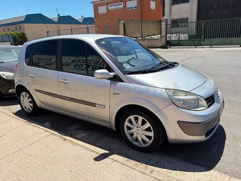 Usado Renault Scénic Dynamique 85 CV (62 kW) 2005 Gris / plata Monovolumen