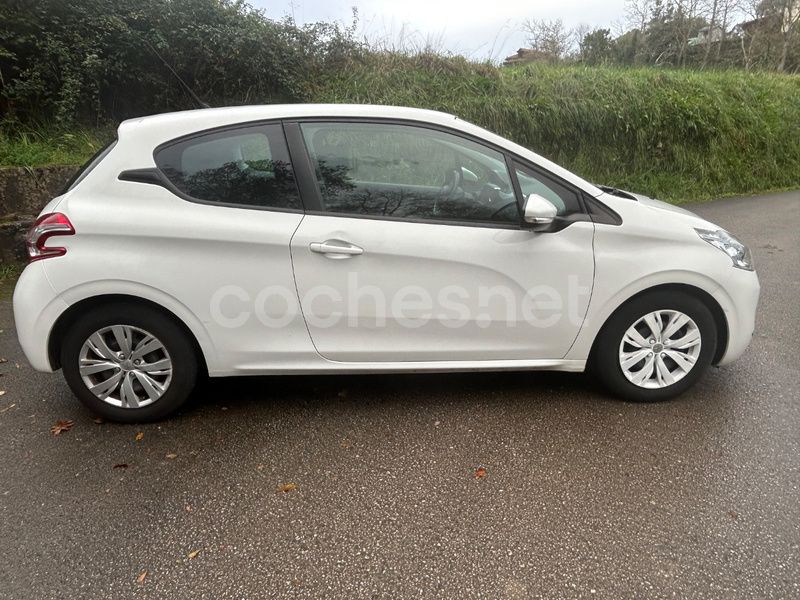 Usado Peugeot 208 Active 92 CV (67 kW) 2014 Blanco Utilitario