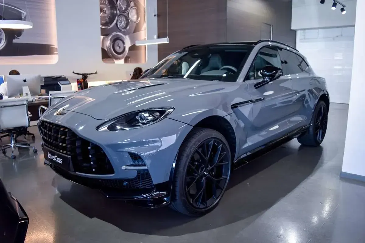 Nuevo Aston Martin DBX 551 CV (405 kW) 2026 Gris SUV