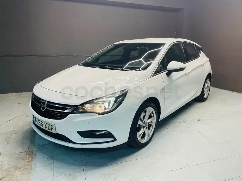 Usado Opel Astra Dynamic 136 CV (100 kW) 2018 Blanco Berlina