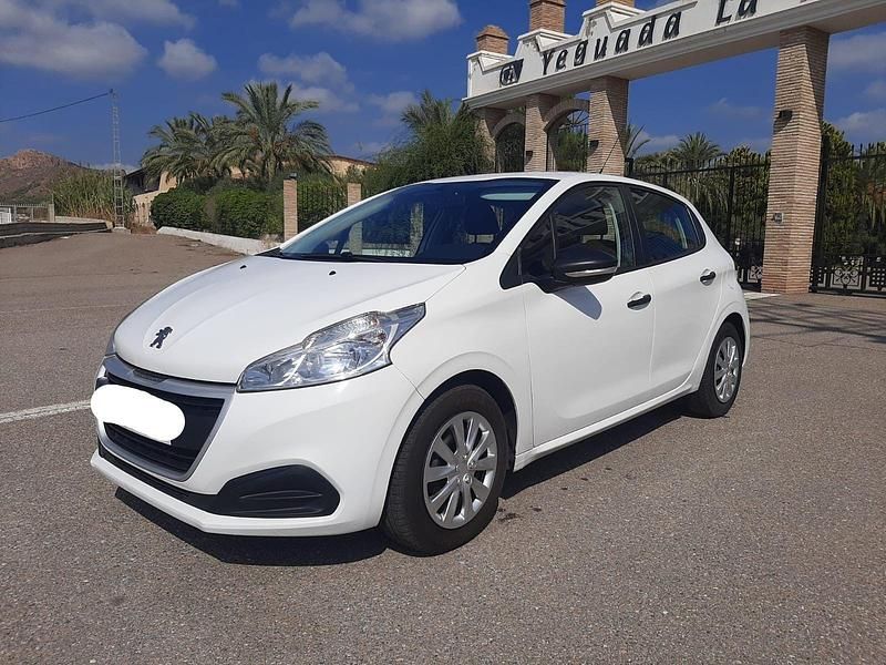 Blanco Usado 2017 Peugeot 208 Active Utilitario | 7600 € (Un poco caro) - Imagen 1/4