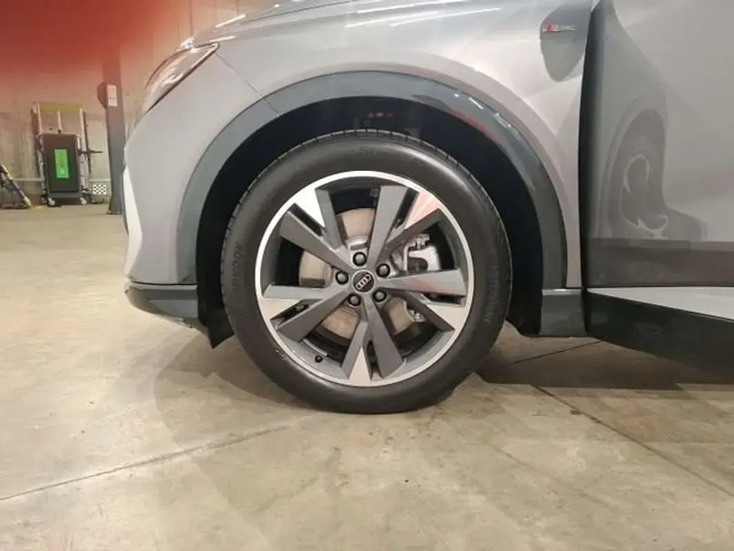 Usado Audi Q4 e-tron S-Line 210 kW (286 HP) 2025 Cinzento SUV