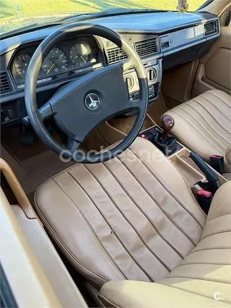 Usado Mercedes 190 75 CV (55 kW) 1985 Beige Berlina