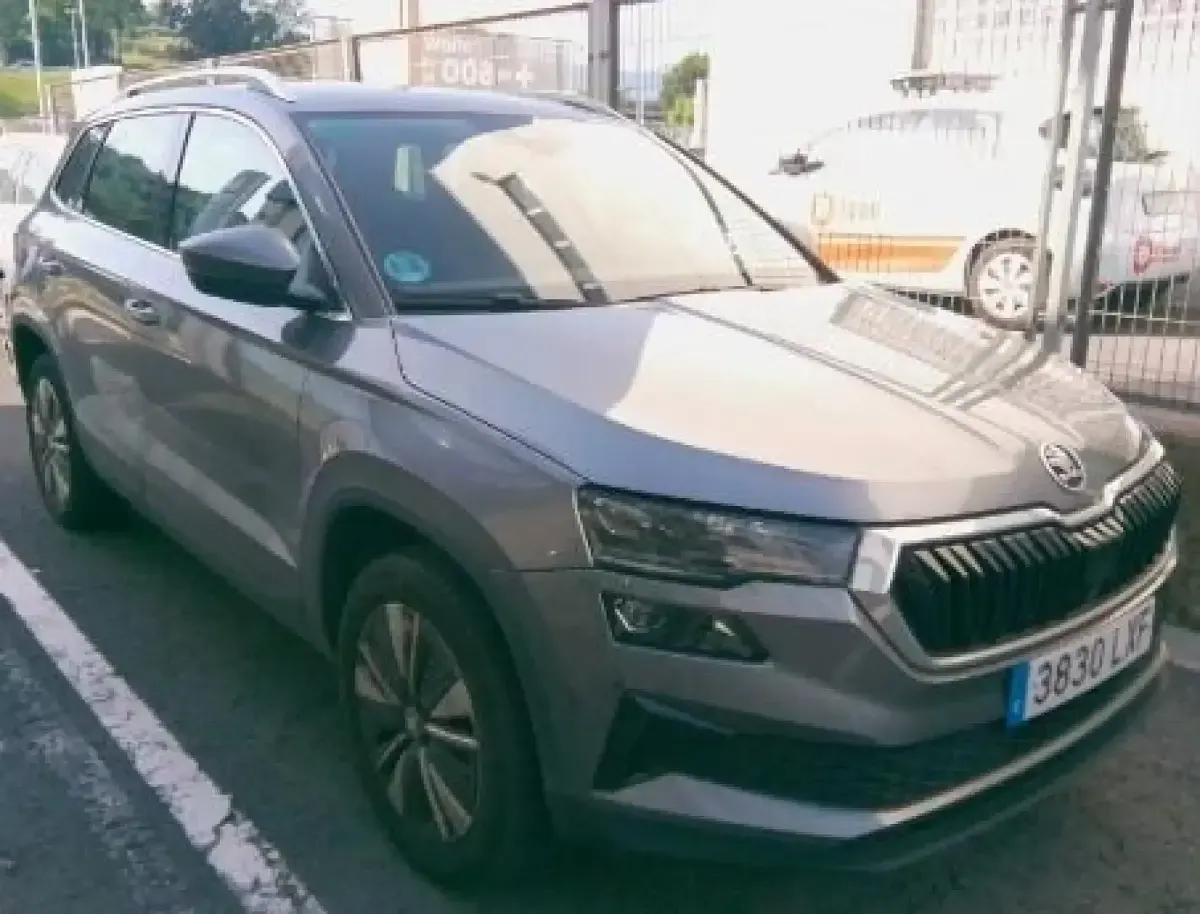 Usado Skoda Karoq Ambition 115 CV (84 kW) 2022 Gris/plata SUV