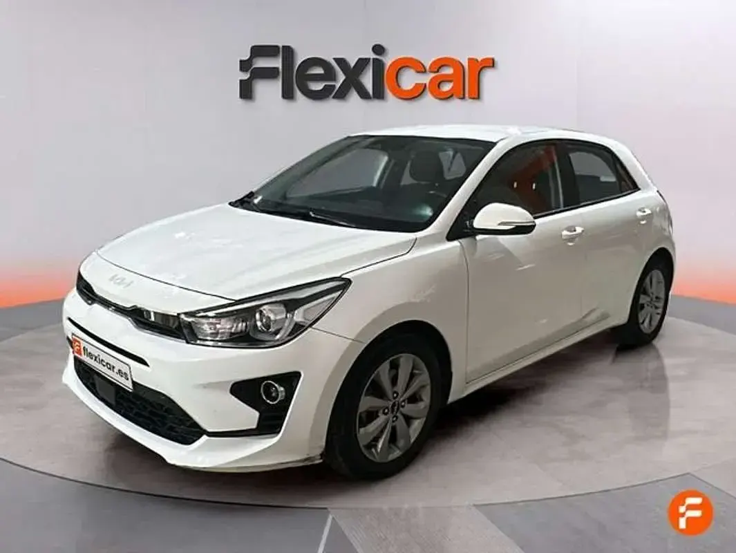 Usado Kia Rio 101 CV (74 kW) 2023 Blanco Berlina
